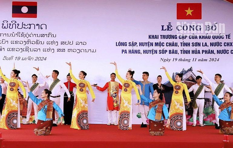 Văn nghệ chào mừng lễ công bố khai trương cặp Cửa khẩu quốc tế Lóng Sập-Pa Háng.