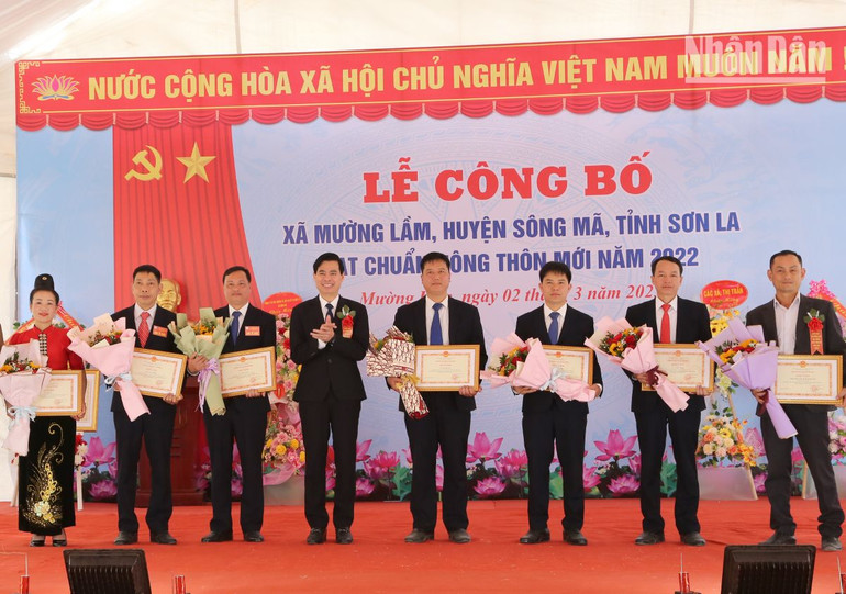 Ủy ban nhân dân tỉnh Sơn La tặng Bằng khen cho 9 tập thể, cá nhân có thành tích trong xây dựng nông thôn mới xã Mường Lầm.
