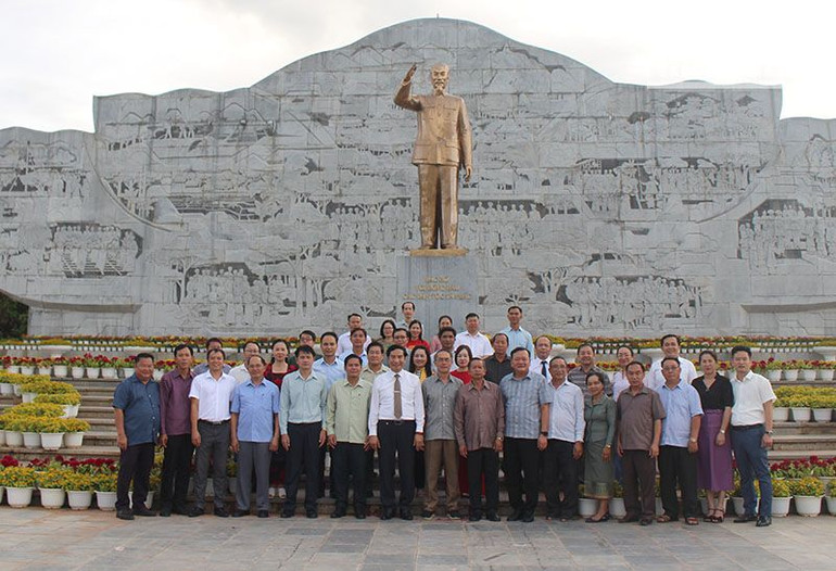 Đoàn đại biểu Sở Giáo dục và Thể thao các tỉnh Bắc Lào chụp ảnh lưu niệm tại Quảng trường Tây Bắc.