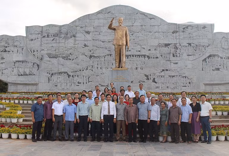 Đoàn đại biểu Sở Giáo dục và Thể thao các tỉnh Bắc Lào chụp ảnh lưu niệm tại Quảng trường Tây Bắc. Đoàn đại biểu Sở Giáo dục và Thể thao các tỉnh Bắc Lào chụp ảnh lưu niệm tại Quảng trường Tây Bắc.
