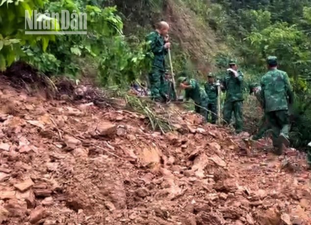 Cán bộ, chiến sĩ Đồn Biên phòng Mường Lèo, Bộ đội Biên phòng tỉnh Sơn La khắc phục các tuyến đường bị sạt lở.