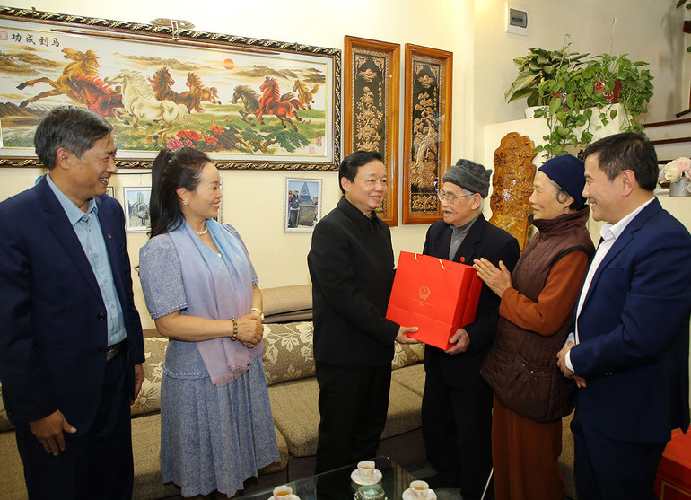 Đồng chí Phó Thủ tướng Chính phủ thăm, chúc Tết gia đình ông La Tần Khôi Việt, Lão thành cách mạng tại phường Quyết Thắng, thành phố Sơn La.