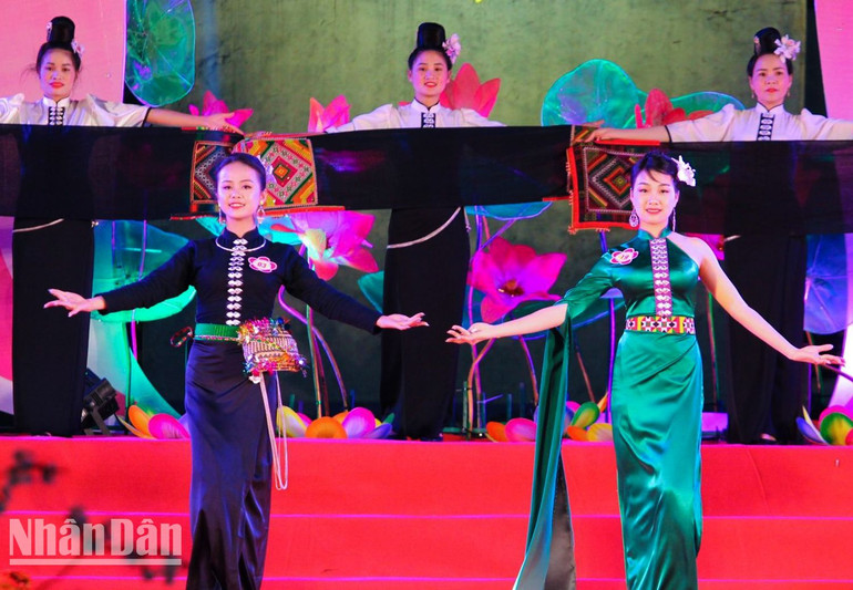 Phần thi người đẹp trình diễn trang phục dân tộc Thái nguyên bản và trình diễn trang phục Thái cách tân của các thí sinh.