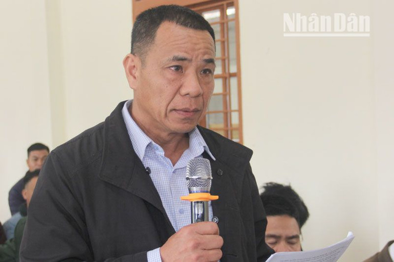 Đại diện cử tri Cụm 4 xã nêu kiến nghị tại cuộc tiếp xúc cử tri.