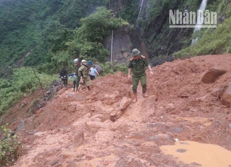 Mưa lũ đã sạt lở, gây ách tắc tuyến đường từ trung tâm huyện Mường La lên xã Chiềng Lao.