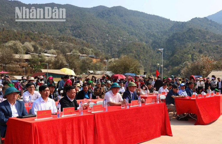 Dự ngày hội hoa Sơn tra xã Ngọc Chiến còn có đại diện xã Tú Lệ, huyện Văn Chấn và xã Nậm Khắt, huyện Mù Cang Chải, tỉnh Yên Bái.