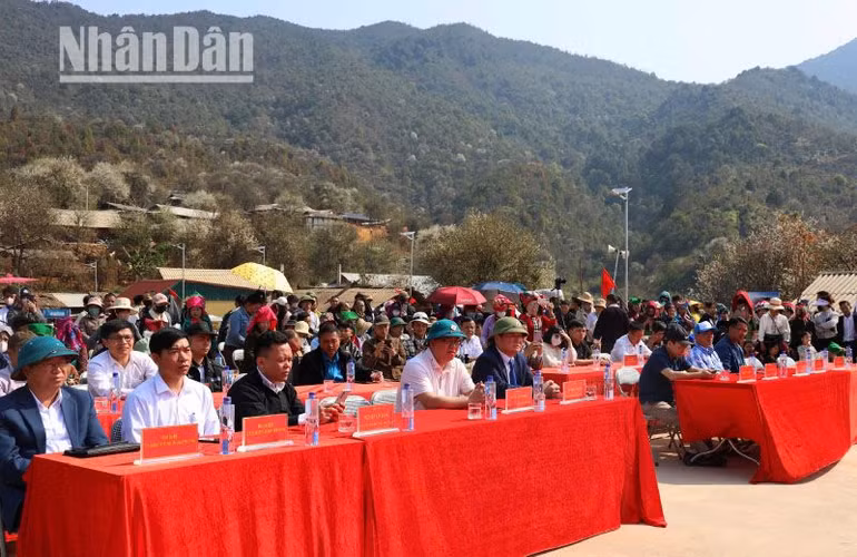 Dự ngày hội hoa Sơn tra xã Ngọc Chiến còn có đại diện xã Tú Lệ, huyện Văn Chấn và xã Nậm Khắt, huyện Mù Cang Chải, tỉnh Yên Bái.