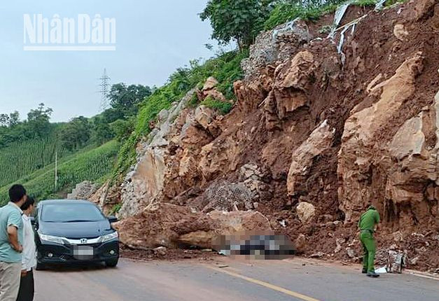 Một người đàn ông điều khiển xe gắn máy đã tử vong tại chỗ do đâm vào đất, đá sạt lở từ phía ta-luy dương trên tuyến đường tránh thành phố Sơn La.