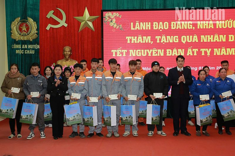 Đoàn công tác thăm, tặng quà công nhân, gia đình chính sách và các hộ nghèo trên địa bàn huyện Mộc Châu.