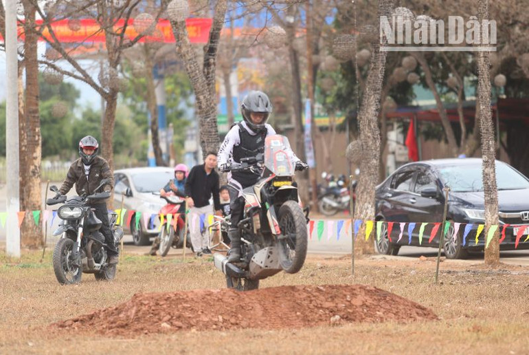 Trải nghiệm lái xe địa hình tại đại hội.