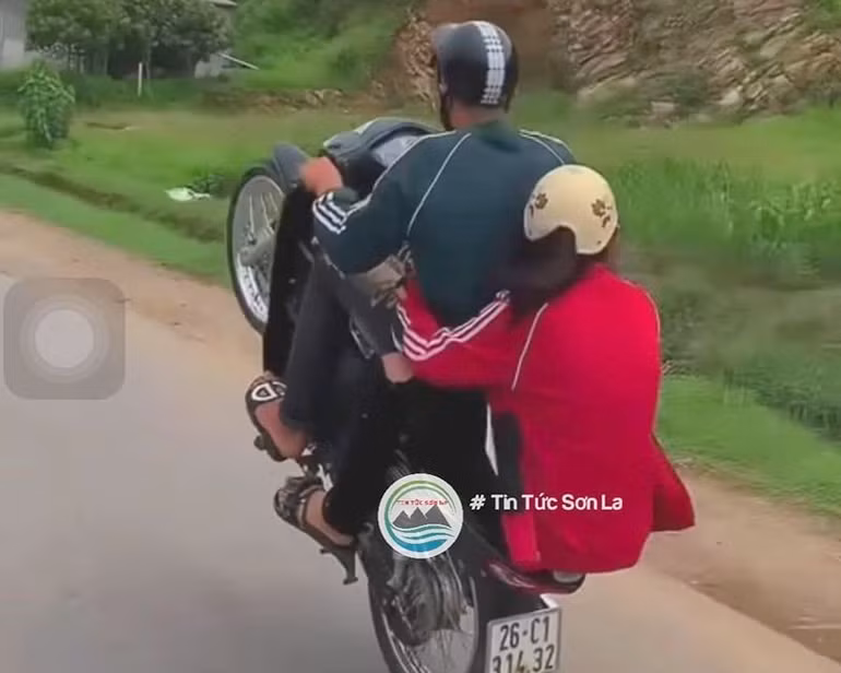 Hình ảnh C.V.K bốc đầu xe mô-tô được đăng tải trên mạng xã hội.