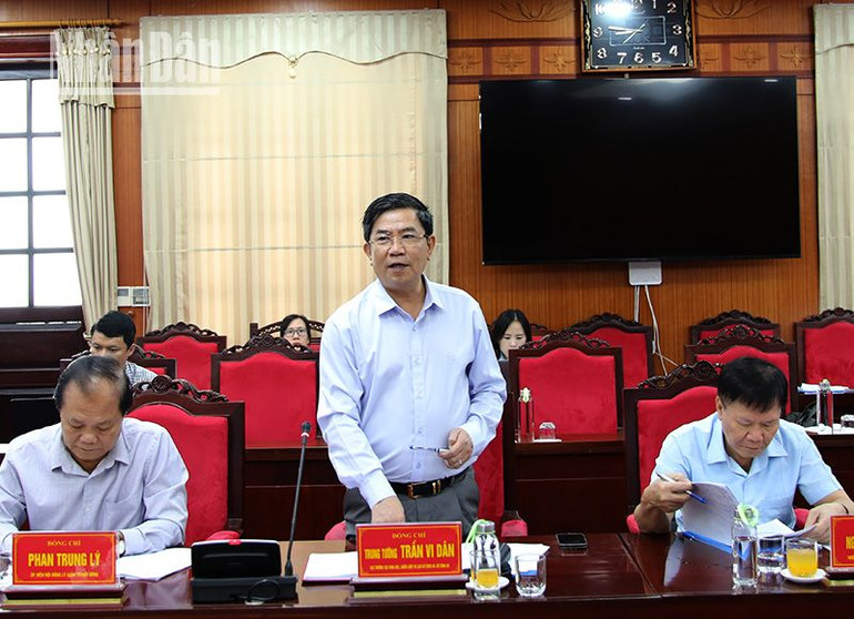 Thành viên Tiểu ban, Tổ Biên tập của đoàn công tác Tiểu ban Văn kiện Đại hội XIV của Đảng phát biểu tại buổi làm việc với tỉnh Sơn La. Thành viên Tiểu ban, Tổ Biên tập của đoàn công tác Tiểu ban Văn kiện Đại hội XIV của Đảng phát biểu tại buổi làm việc với tỉnh Sơn La.