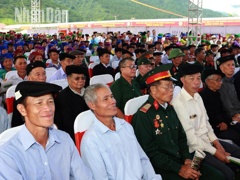 Đông đảo nhân dân các dân tộc xã Ngọc Chiến và các xã lân cận tham dự Ngày hội Toàn dân bảo vệ an ninh Tổ quốc năm 2023.