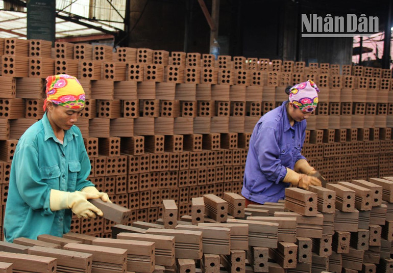 Công nhân Nhà máy gạch tuynel Mộc Châu trong ngày đầu ra quân đầu Xuân.