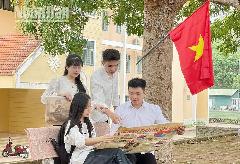 Sinh viên Trường đại học Tây Bắc trải nghiệm phụ san đặc biệt của Báo Nhân Dân.