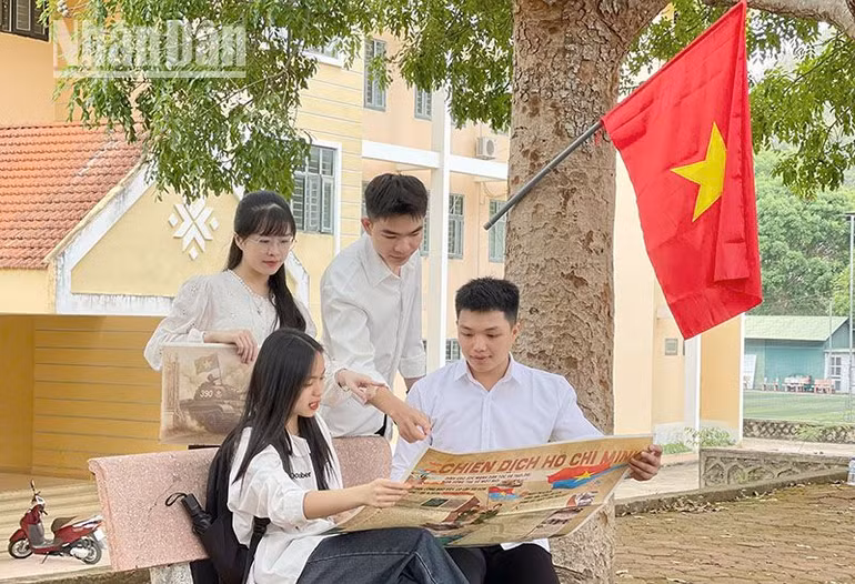 Sinh viên Trường đại học Tây Bắc trải nghiệm phụ san đặc biệt của Báo Nhân Dân.