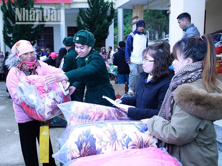 Các gia đình chính sách, hộ có hoàn cảnh khó khăn nhận chăn ấm, tiền mặt và nhu yếu phẩm từ chương trình.