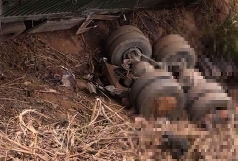 Vụ tai nạn đã khiến lái xe ô-tô đầu kéo tử vong tại chỗ. (Ảnh: Người dân cung cấp)