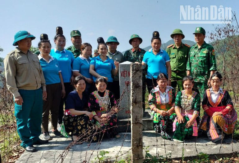 Các thành viên chụp ảnh lưu niệm tại cột Mốc 195 thuộc Đồn Biên phòng Mường Cai (Bộ đội Biên phòng tỉnh Sơn La) quản lý.
