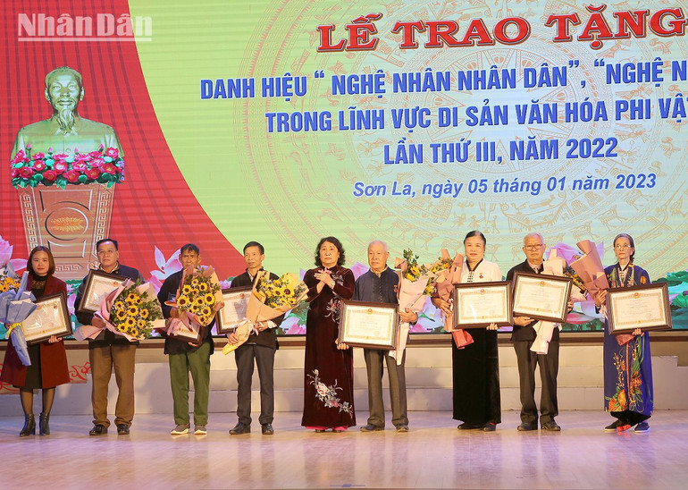 Lãnh đạo Ủy ban nhân dân tỉnh Sơn La chuyển trao danh hiệu vinh dự Nhà nước “Nghệ nhân Ưu tú” cho các cá nhân.