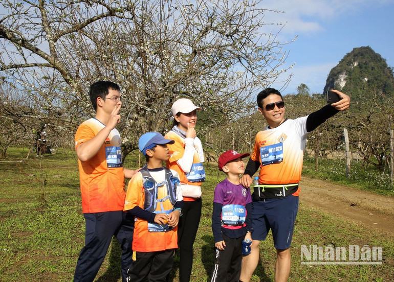 Các vận động viên lưu giữ lại những khoảnh khắc đẹp trên cung đường chạy của Mộc Châu.