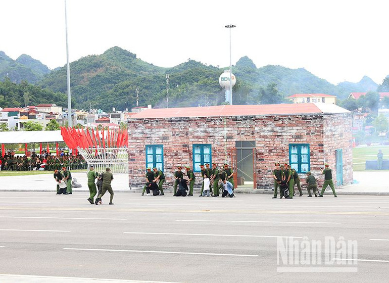 Diễn tập thực binh 3 tình huống tham gia bảo vệ an ninh trật tự ở cơ sở.