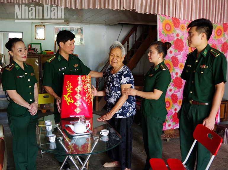 Lãnh đạo Bộ Chỉ huy Bộ đội Biên phòng tỉnh Sơn La thăm và tặng quà mẹ liệt sĩ Phạm Thị Chớp, phường Chiềng Sinh, thành phố Sơn La.