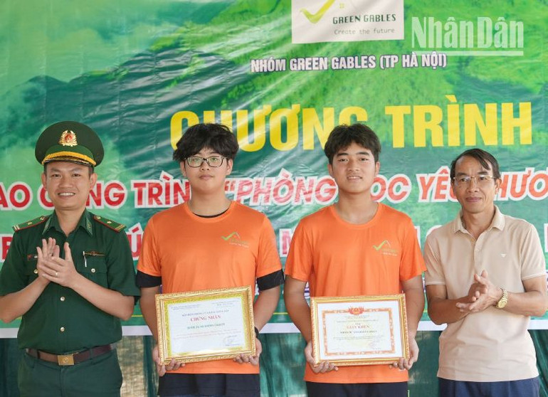 Lãnh đạo Đồn Biên phòng Cửa khẩu Lóng Sập và xã Chiềng Khừa trao giấy chứng nhận, giấy khen cho Nhóm dự án GREEN GABBEL.