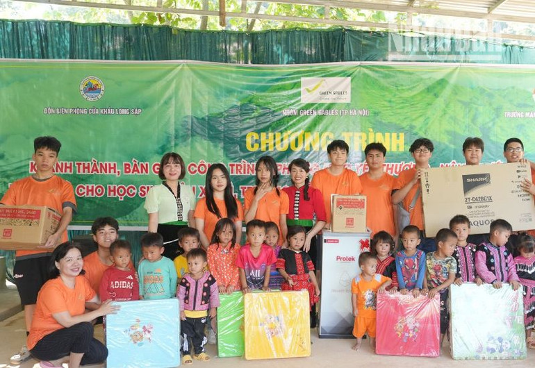 Nhóm dự án GREEN GABBEL trao đồ dùng học tập và vật chất khác cho điểm trường.