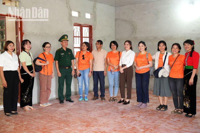 Niềm vui của thầy, cô nhà trường khi có phòng học mới cho học sinh.