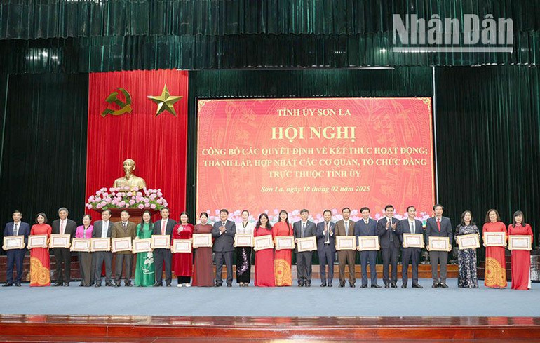 Lãnh đạo Tỉnh ủy, Ủy ban nhân dân tỉnh Sơn La trao tặng Bằng khen của Ban Thường vụ Tỉnh ủy Sơn La cho 24 cá nhân.