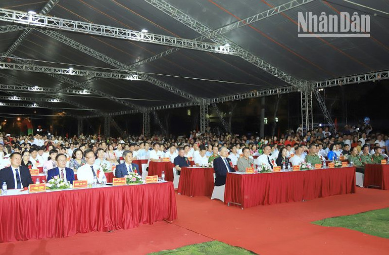 Bộ trưởng Tô Lâm cùng đại biểu dự lễ kỷ niệm 10 năm thành lập huyện Vân Hồ. Bộ trưởng Tô Lâm cùng đại biểu dự lễ kỷ niệm 10 năm thành lập huyện Vân Hồ.