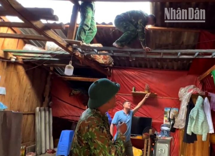 Cán bộ, chiến sĩ Đồn Biên phòng Mường Lèo, Bộ đội Biên phòng tỉnh Sơn La giúp đỡ các hộ gia đình khắc phục hậu quả thiên tai.