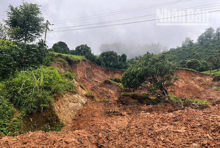 Nhiều vị trí có nguy cơ tiếp tục sạt lở, gây ảnh hưởng tới đường điện đến các xã của Sơn La.