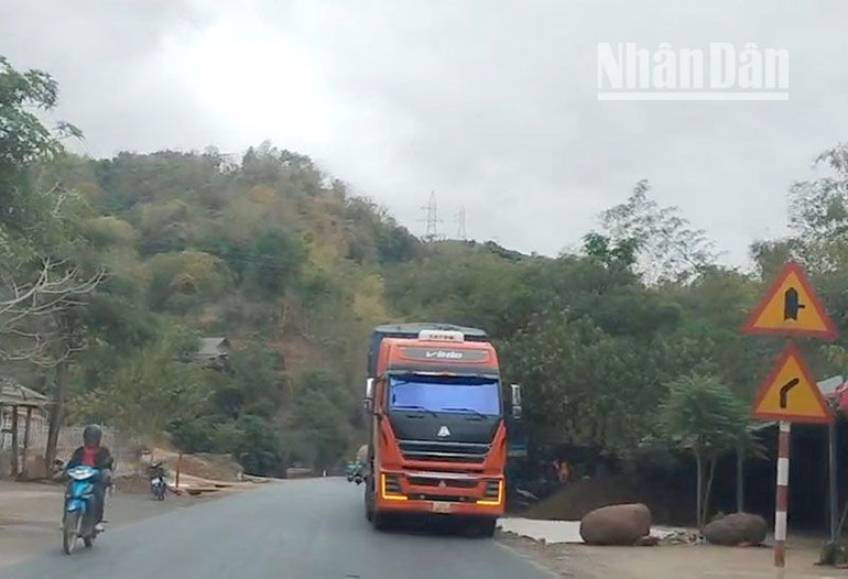 Mặc dù đã được các lực lượng chức năng thông báo, nhắc nhở trước đó, nhưng một số lái xe điều khiển phương tiện vẫn cố tình đỗ xe ngược chiều trên tuyến Quốc lộ 6, đoạn chạy qua huyện Yên Châu, tỉnh Sơn La, tiềm ẩn nguy cơ gây tai nạn giao thông. Mặc dù đã được các lực lượng chức năng thông báo, nhắc nhở trước đó, nhưng một số lái xe điều khiển phương tiện vẫn cố tình đỗ xe ngược chiều trên tuyến Quốc lộ 6, đoạn chạy qua huyện Yên Châu, tỉnh Sơn La, tiềm ẩn nguy cơ gây tai nạn giao thông.