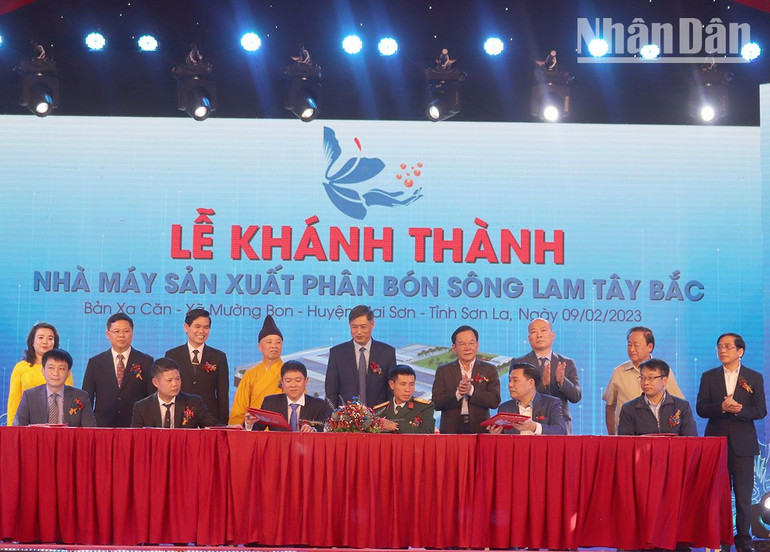 Nhà máy phân bón Sông Lam Tây Bắc ký kết hợp đồng tiêu thụ sản phẩm với các đơn vị. Nhà máy phân bón Sông Lam Tây Bắc ký kết hợp đồng tiêu thụ sản phẩm với các đơn vị.