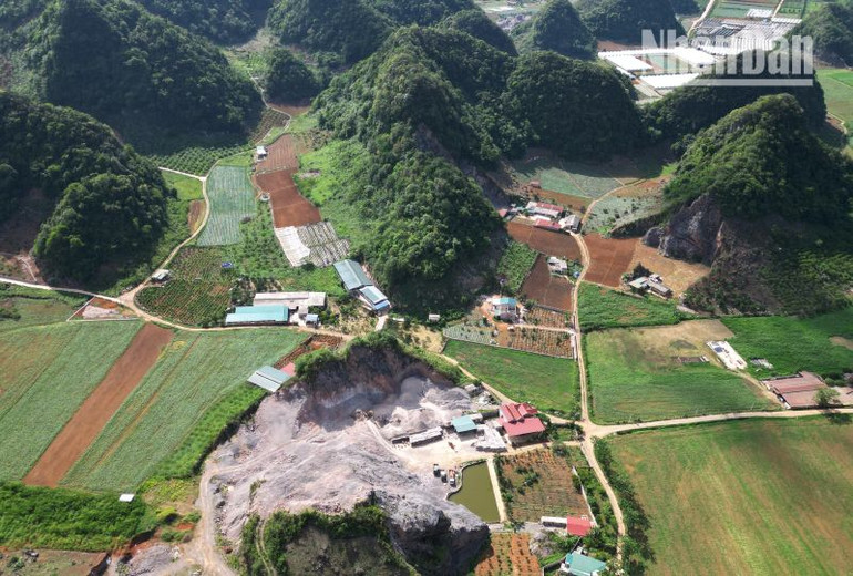 Công an tỉnh Sơn La đang hoàn thiện hồ sơ để ban hành quyết định xử phạt vi phạm hành chính việc khai thác khoáng sản trái phép tại khu vực Trại Tám, tiểu khu Vườn Đào.