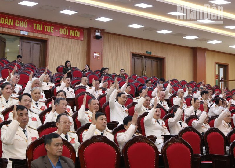 Các đại biểu tiến hành biểu quyết.