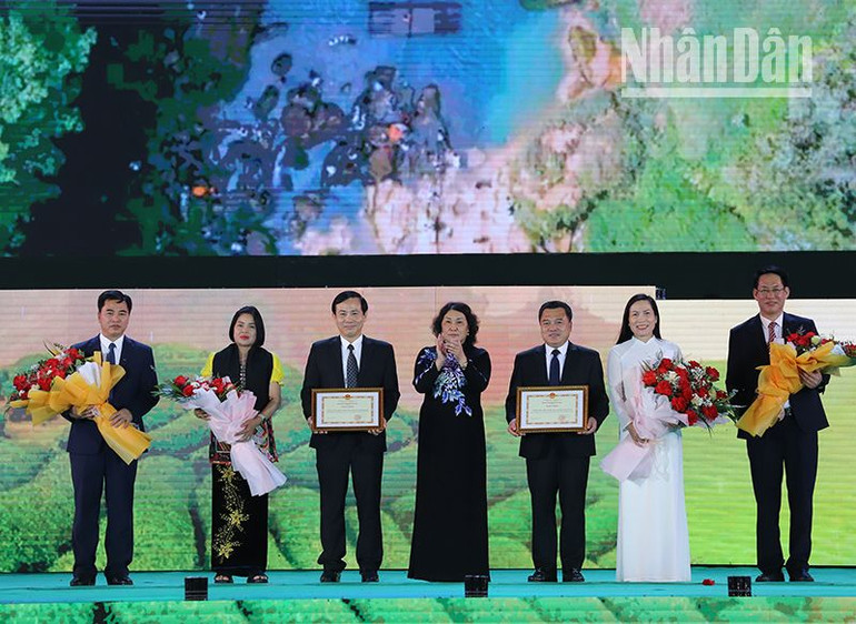 Lãnh đạo Ủy ban nhân dân tỉnh Sơn La trao Bằng khen cho tập thể thường trực Huyện ủy Mộc Châu và Vân Hồ.