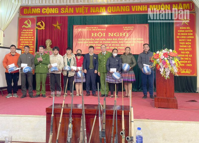 Lực lượng công an tặng quà cho các hộ gia đình đã tự giác giao nộp vũ khí.