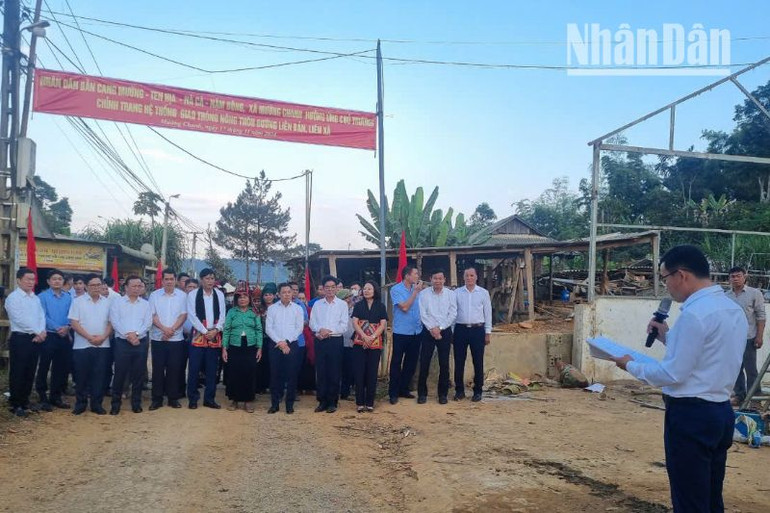 Các đại biểu dự lễ ra quân mở rộng đường giao thông liên xã thuộc 2 huyện Mai Sơn-Thuận Châu.