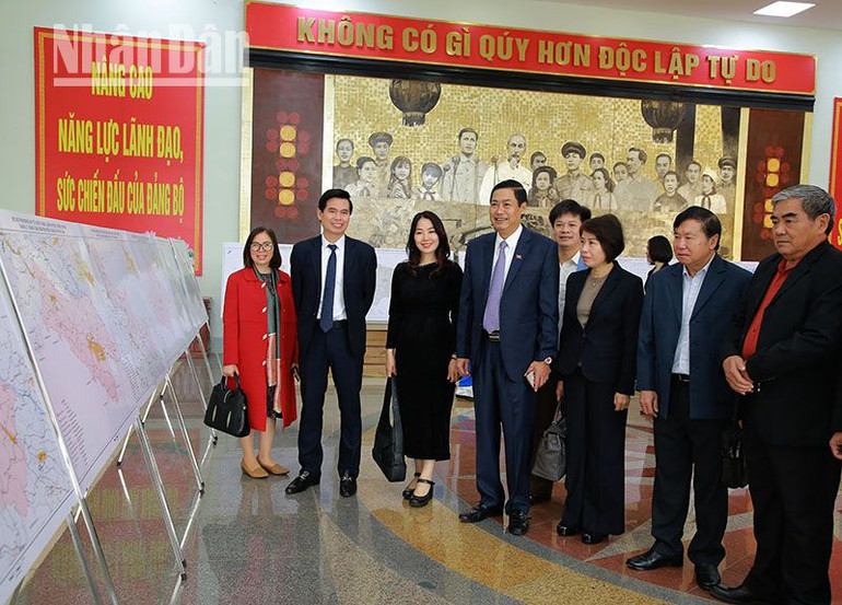 Các đại biểu tham quan khu trưng bày sơ đồ quy hoạch tỉnh Sơn La thời kỳ 2021-2030 và tầm nhìn đến năm 2050.