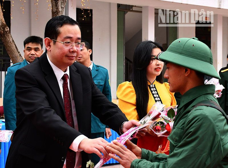 Lãnh đạo huyện Yên Châu, Sơn La tặng hoa động viên các tân binh lên đường nhập ngũ.