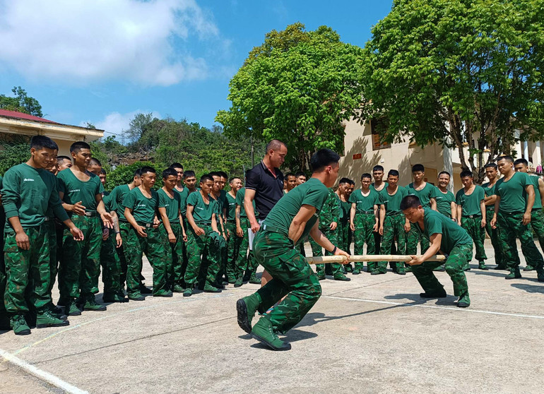 Tổ chức thi đẩy gậy giữa các chiến sĩ mới.