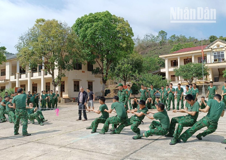 Tổ chức thi kéo co giữa các trung đội.