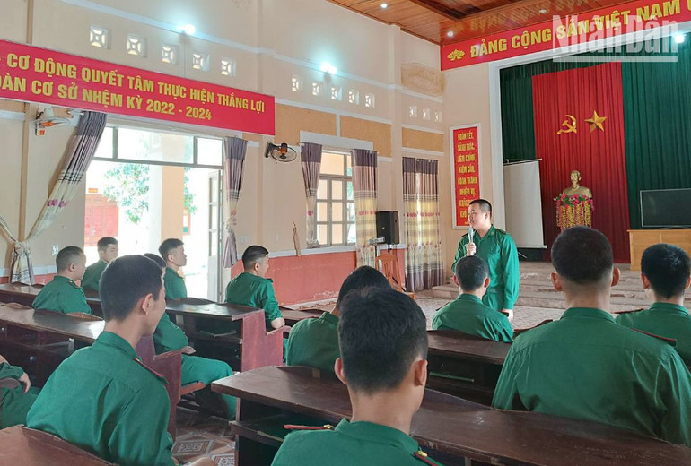 Các chiến sĩ mới thi kể về những mẩu chuyện hay, kỷ niệm đẹp.