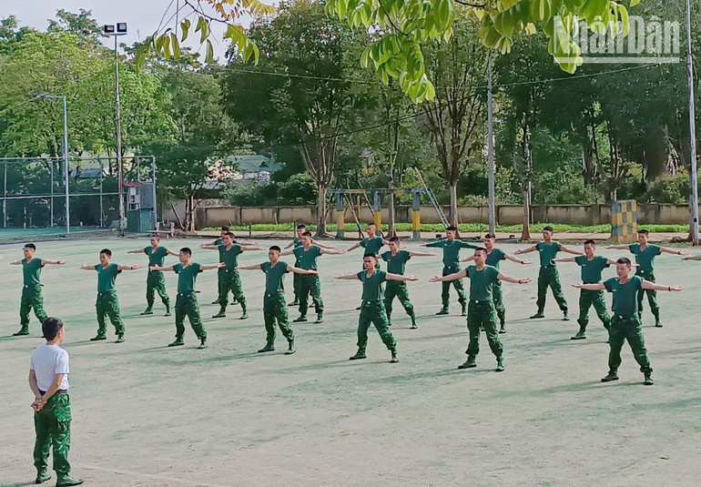 Các Trung đội thi biểu diễn đồng diễn thể dục tay không.