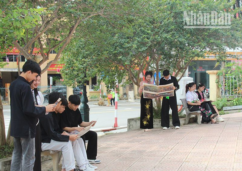 Ấn phẩm phụ san đặc biệt tranh Panorama “Chiến dịch Điện Biên Phủ” được nhiều độc giả ở Sơn La hào hứng đón nhận.