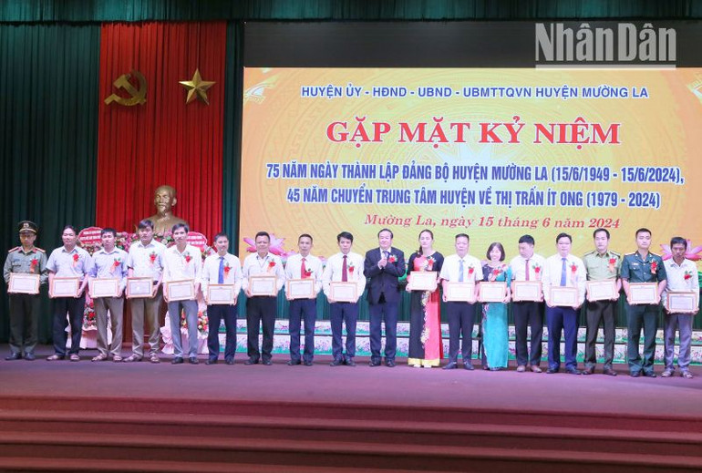 Đồng chí Bí thư Huyện ủy Mường La tặng giấy khen cho các cá nhân.