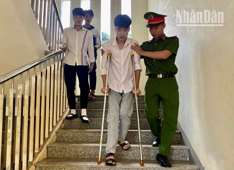 Cán bộ Công an huyện Vân Hồ, tỉnh Sơn La hỗ trợ thí sinh di chuyển trong các ngày thi.